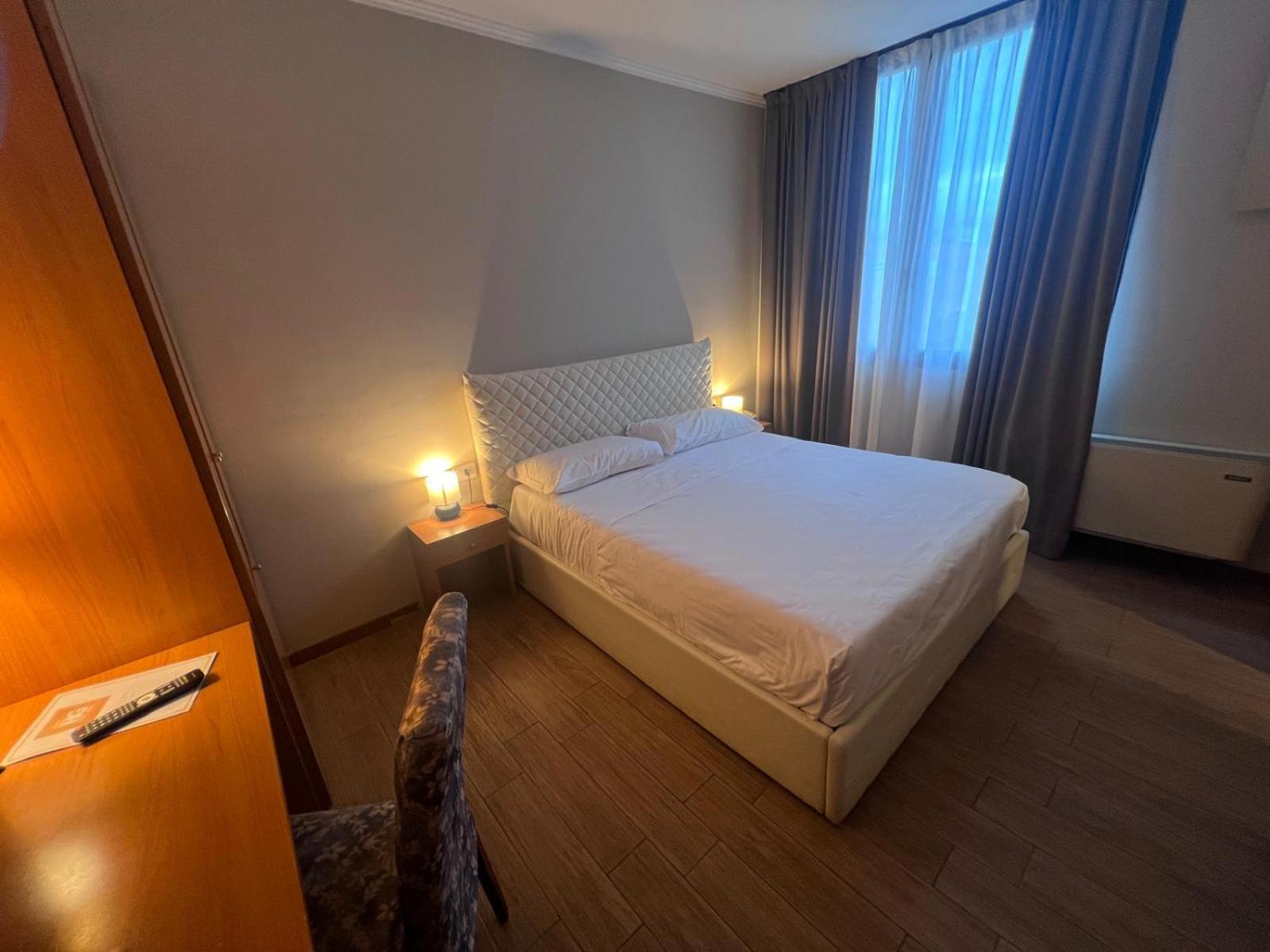 Hotel Garda Affi Esterno foto